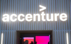 accenture renforce son engagement envers l'innovation technologique en investissant dans emtech, une initiative prometteuse qui vise à révolutionner le secteur grâce aux dernières avancées en matière de technologies émergentes. découvrez comment cette alliance stratégique pourrait transformer le paysage technologique.