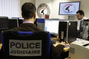 découvrez les enjeux de la cybercriminalité, ses impacts sur la société et les moyens de protection contre les menaces numériques. informez-vous sur les types d'attaques, les acteurs impliqués et les solutions pour sécuriser vos données en ligne.