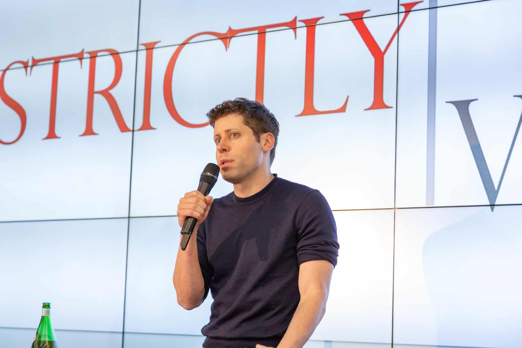 discover sam altman, the visionary entrepreneur behind y combinator, the startup accelerator that pushed innovative companies towards success. dive into his journey and impact on the technological ecosystem.