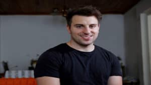 découvrez le parcours inspirant de brian chesky, ceo d'airbnb, et ses initiatives innovantes dans le secteur fintech. explorez comment sa vision transforme l'hospitalité et la finance numérique pour un avenir connecté.