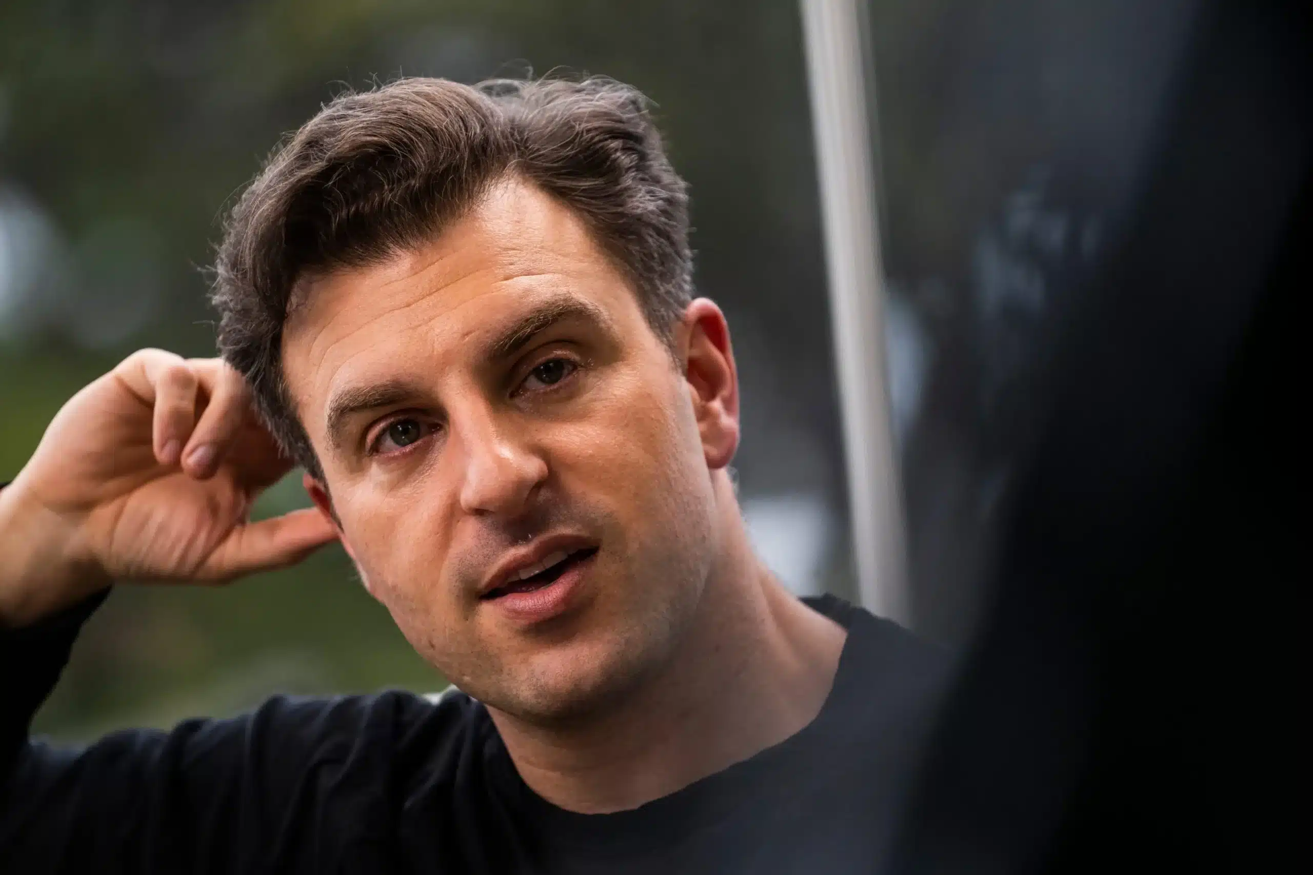 découvrez le parcours inspirant de brian chesky, pdg d'airbnb, et ses initiatives innovantes dans le secteur fintech. plongez dans la vision de chesky pour l'avenir de l'hébergement et des services financiers, alliant technologie et expériences uniques.